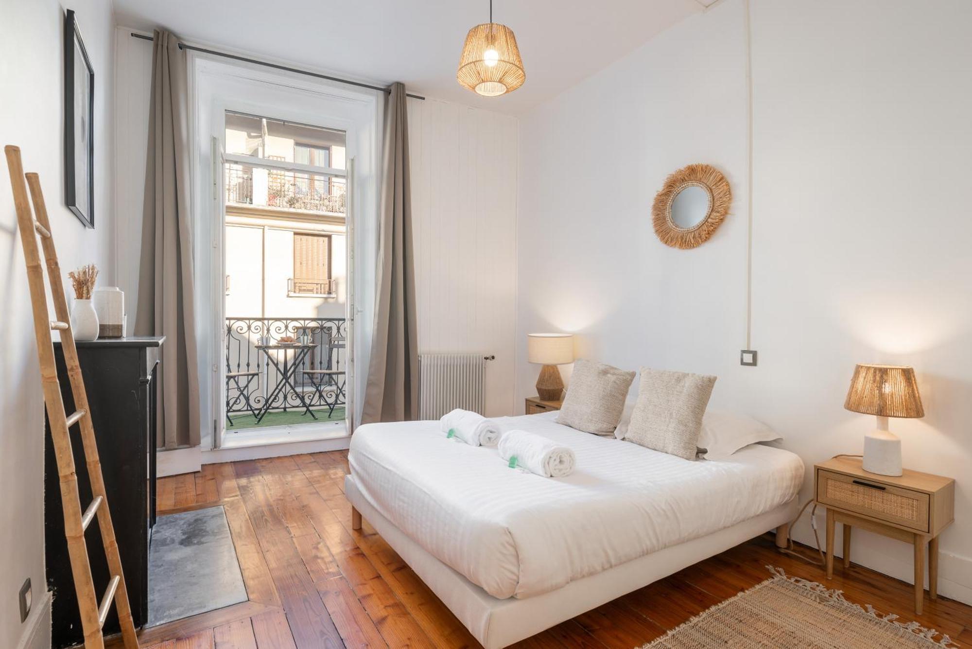 Appartement Spacieux Et Chaleureux Coeur De Ville Chambéry Esterno foto