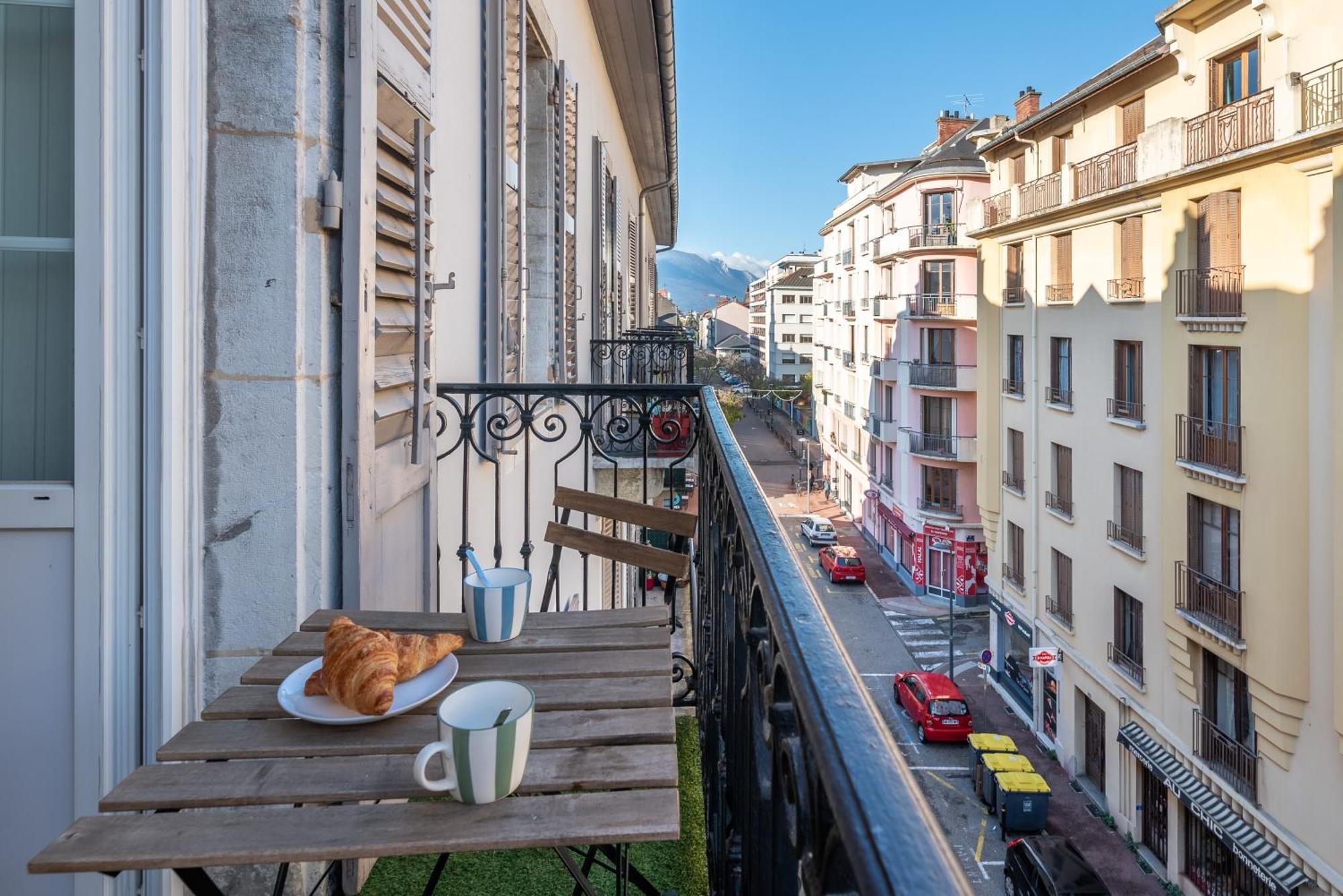 Appartement Spacieux Et Chaleureux Coeur De Ville Chambéry Esterno foto