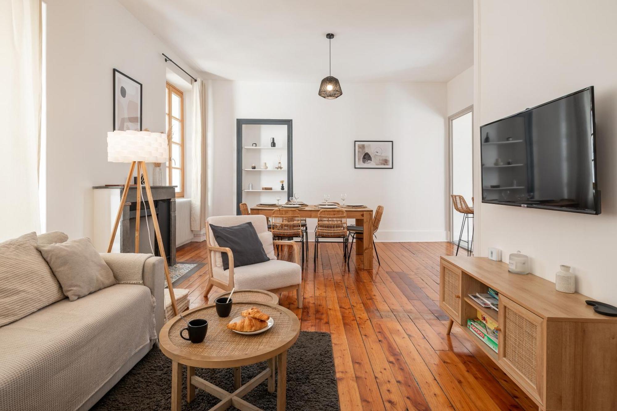 Appartement Spacieux Et Chaleureux Coeur De Ville Chambéry Esterno foto