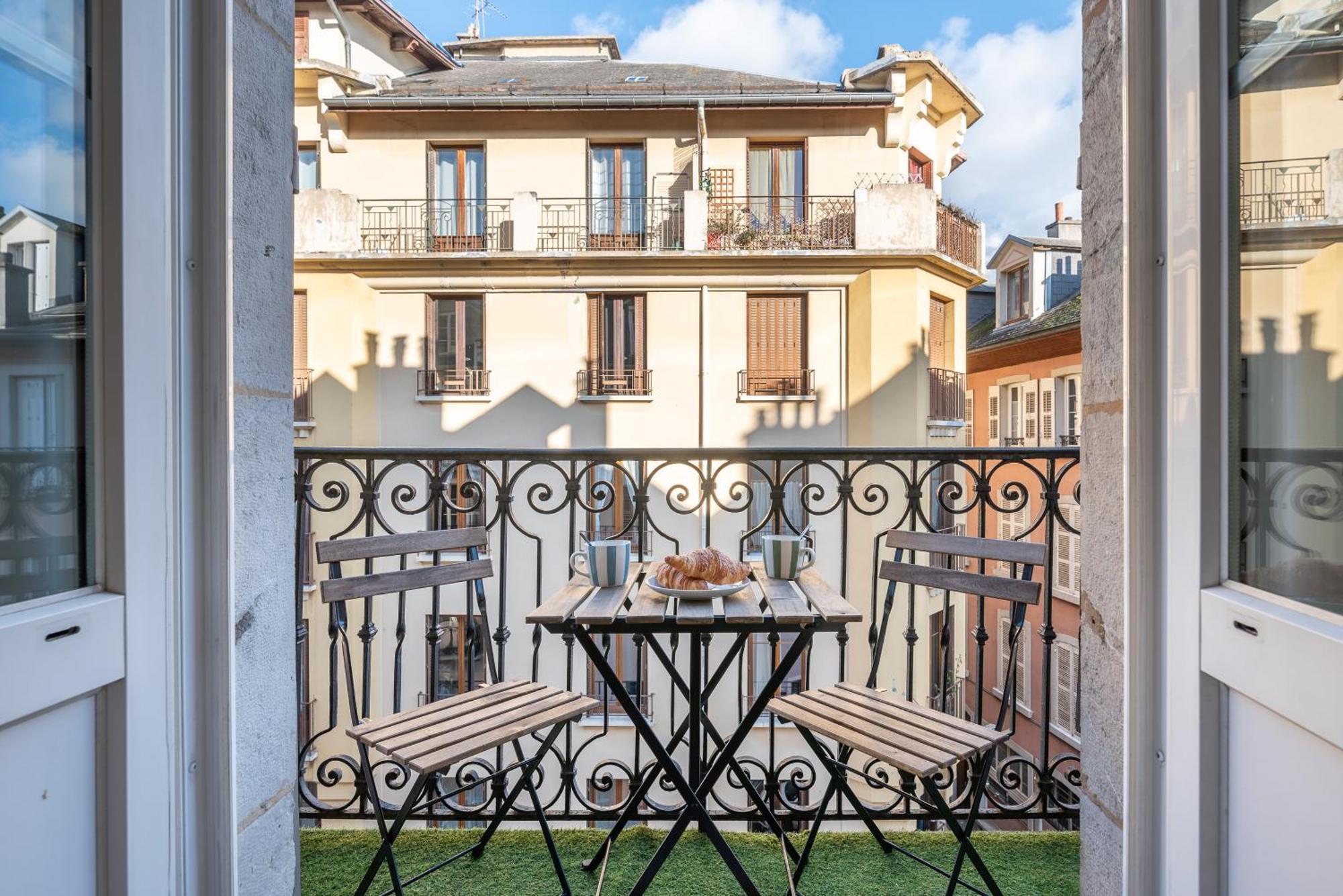 Appartement Spacieux Et Chaleureux Coeur De Ville Chambéry Esterno foto